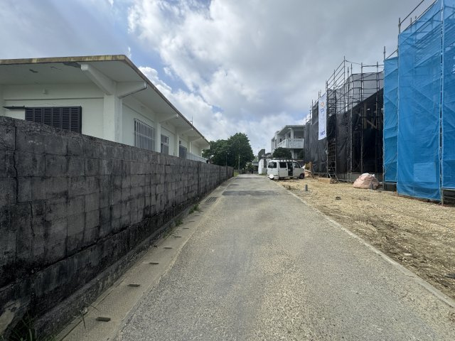 うるま市勝連南風原2期（全3棟）の前面道路含む現地写真|※南西側公道3.9m♪