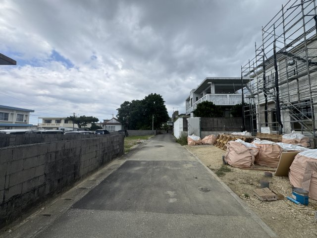 うるま市勝連南風原2期（全3棟）の前面道路含む現地写真|※南西側公道3.9m♪
