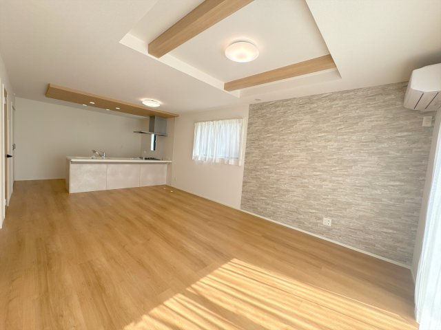 【居間・リビング】 | ふじみ野市苗間　新築一戸建住宅　全4棟　(ふじみ野店) | 「I.D.S工法」を採用した地震に強いお住まい。日の光が差し込む、あたたかく居心地の良いリビング。