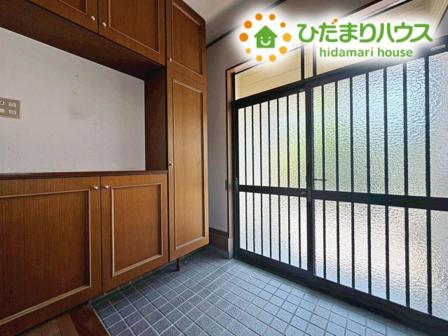Grace Living いわき｜常磐上湯長谷町釜ノ前　中古戸建の玄関|天井まである玄関収納には、ロングブーツなどもしっかり収納できちゃいます！