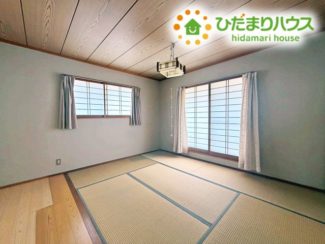 Grace Living いわき｜常磐上湯長谷町釜ノ前　中古戸建の寝室|バルコニーに面していて、たっぷり光りの入る明るい主寝室です！