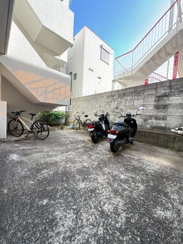 クレッシェンド岸地の駐車場