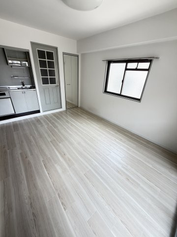クレッシェンド岸地の居間・リビング