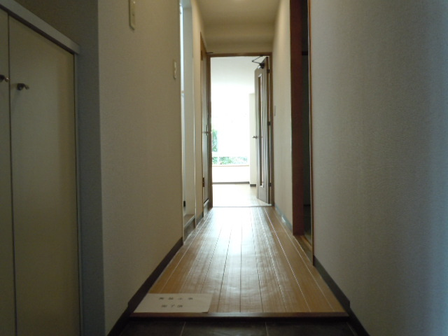 キンキマンションの玄関