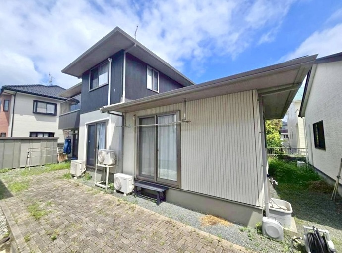 【中古戸建】太田市西新町の外観|■外観｜外壁のアクセントカラーがシックな外観です。シンプルなデザインでありながらも「個性」を損なわず、お客様一人ひとりの暮らし方にフィットします。