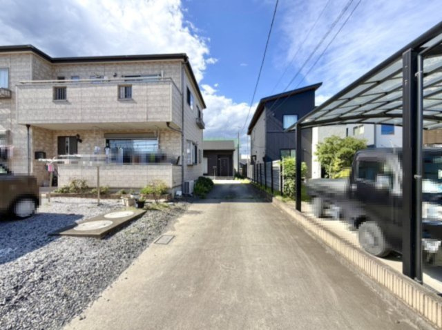 【中古戸建】太田市西新町の外観|■外観｜道路から離れた場所にある住まいは、車の走行音や騒音が届きにくく落ち着いた環境で過ごすことが出来ます♪