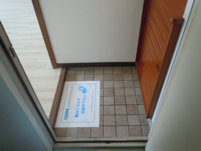 アイランド岡町の玄関
