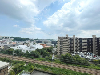 【展望】 | 鶴見川を望む8階からの眺望は、遠くまで続く空の広がりが印象的です