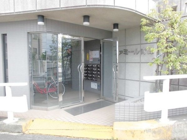 ファミール青峰のエントランス