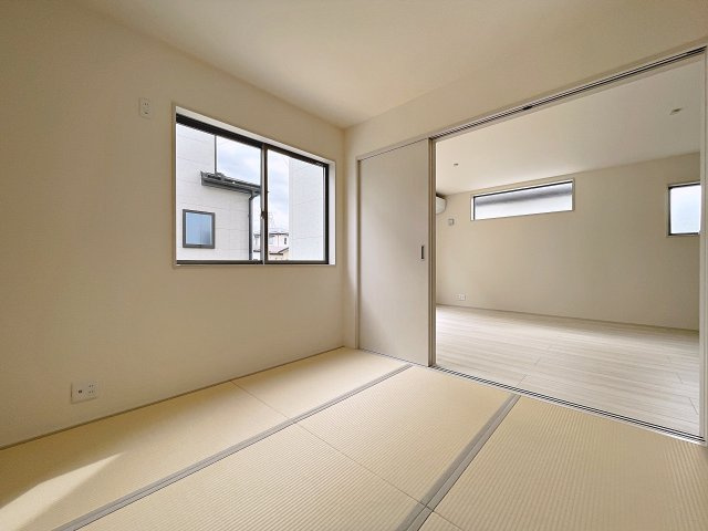 新築戸建・新築建売　福島市南沢又北川原第2　清水小・清水中の和室|畳のぬくもりが心地いい和室。リビングから見守ることができ、お子様のお昼寝や遊び場に最適です！