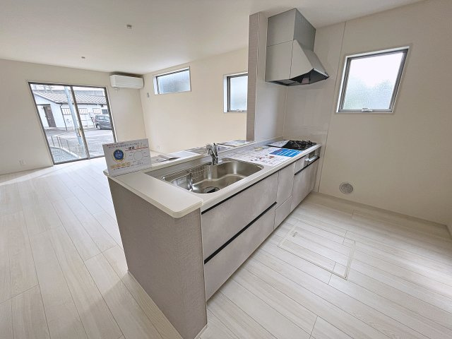 新築戸建・新築建売　福島市南沢又北川原第2　清水小・清水中のキッチン|キッチンはカウンターになっているのでリビング全体を見渡すことができます！