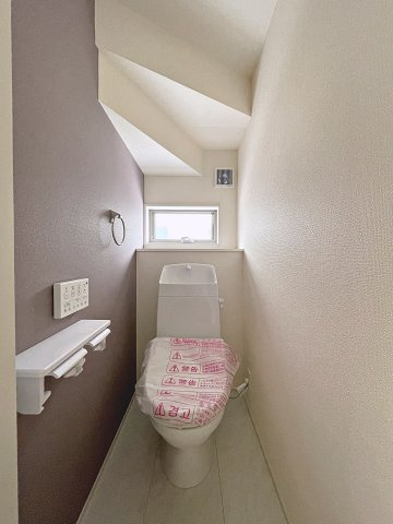 新築戸建・新築建売　福島市南沢又北川原第2　清水小・清水中のトイレ|白を基調としており小窓で換気ができるので清潔感のある空間。ペーパーホルダーが2つあるのも便利です！