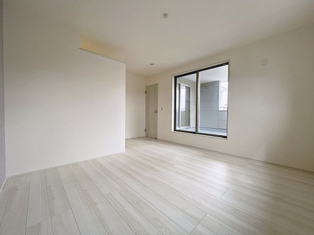 新築戸建・新築建売　福島市南沢又北川原第2　清水小・清水中の洋室|バルコニーに面しており大きな窓から日差しが入るので気持ちの良いプライベート空間です！