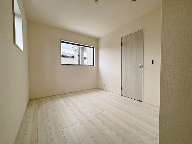 新築戸建・新築建売　福島市南沢又北川原第2　清水小・清水中の洋室|5.4帖の洋室は自然光が長時間入る2面採光で明るく気持ちの良いプライベート空間です！
