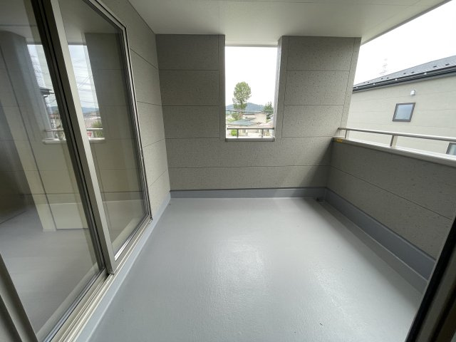 新築戸建・新築建売　福島市南沢又北川原第2　清水小・清水中のバルコニー|天候の急な変化にも柔軟に対応できる快適なインナーバルコニー！