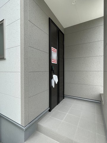 新築戸建・新築建売　福島市南沢又北川原第2　清水小・清水中の玄関|玄関ポーチが広いので雨の日でも焦ることなく開錠や施錠ができます！