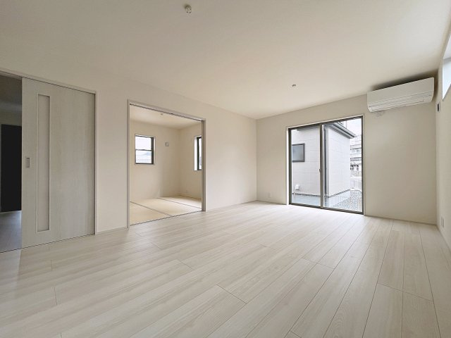 新築戸建・新築建売　福島市南沢又北川原第2　清水小・清水中の居間・リビング|LDK15.7帖で南側の大きな窓から日差しが入り明るいリビングはご家族皆さんの憩いの場です！