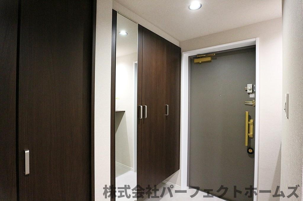 メロディーハイム楠葉7番館の玄関|明るい玄関です