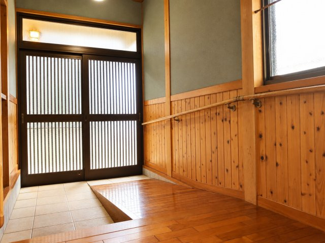 緑区大島エレベーター付バリアフリー邸宅の玄関|バリアフリー設計なので車椅子、杖使用の方でも安心です。