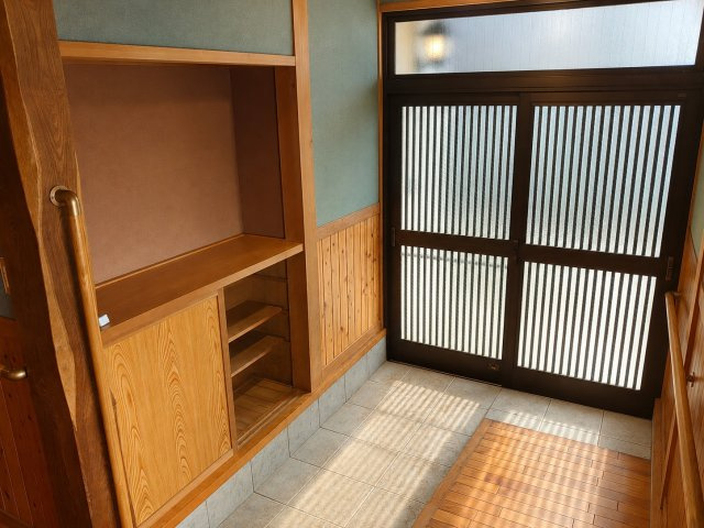 緑区大島エレベーター付バリアフリー邸宅の玄関|大きな収納があり家族全員の靴をすっきり収め玄関空間に圧迫感を与えずに広々と使えます。