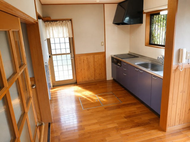 緑区大島エレベーター付バリアフリー邸宅のキッチン|キッチンの後ろも広いスペースがあり大人二人が並んで立っても窮屈さを感じません。