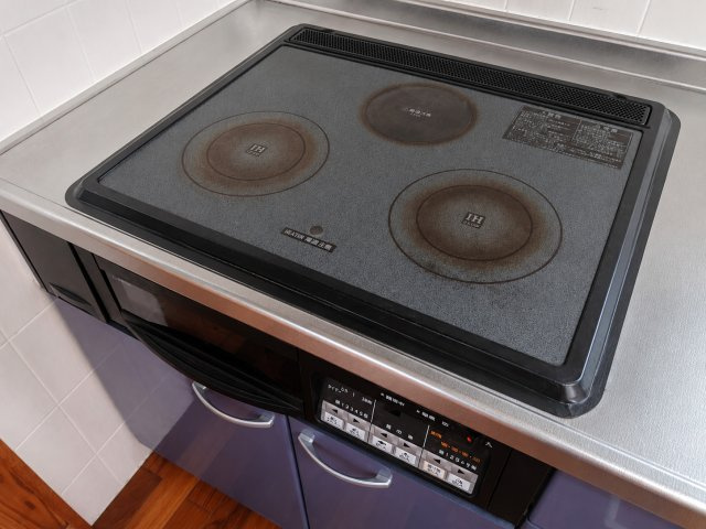 緑区大島エレベーター付バリアフリー邸宅のキッチン|Hクッキングヒーター完備で、調理後のお手入れも拭くだけでラクラク。