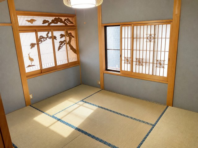 緑区大島エレベーター付バリアフリー邸宅の和室|お洒落窓です。外からの強い光を和らげ、部屋全体に均一な明るさをもたらします。