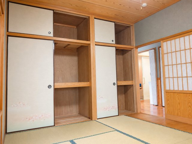 緑区大島エレベーター付バリアフリー邸宅の和室|たっぷりサイズの収納スペースがあり、部屋を広く使えます。