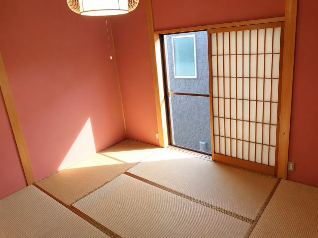 緑区大島エレベーター付バリアフリー邸宅の和室|かわいいピンクの壁です。