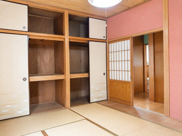 緑区大島エレベーター付バリアフリー邸宅の和室|二階の和室もたっぷりサイズの収納スペースがあり、部屋を広く使えます。