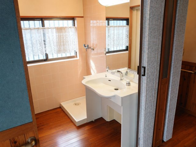 緑区大島エレベーター付バリアフリー邸宅の独立洗面台|ゆったり使える大きな独立した洗面台があります。