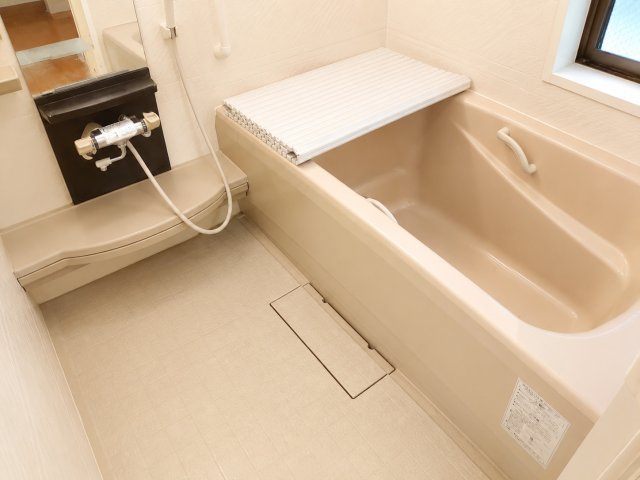緑区大島エレベーター付バリアフリー邸宅の浴室|広々とした快適なバスルームです。浴槽に手すりもついています。