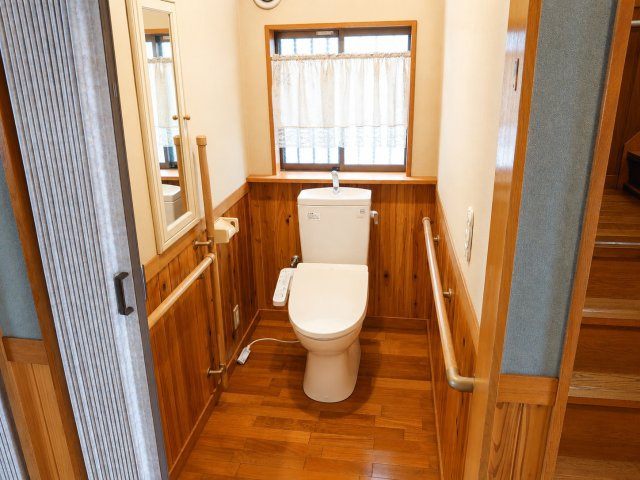 緑区大島エレベーター付バリアフリー邸宅のトイレ|快適なウォシュレット付きです。