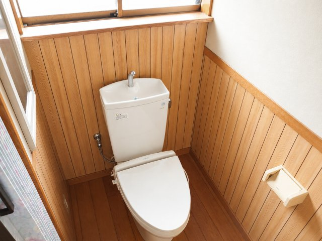 緑区大島エレベーター付バリアフリー邸宅のトイレ|快適な暖房便座付きです。