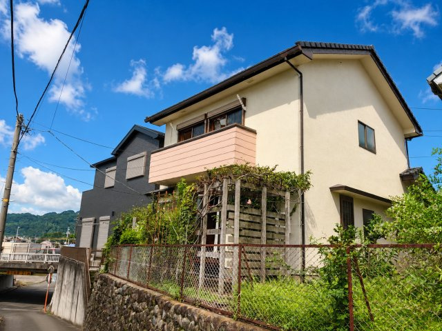 緑区大島エレベーター付バリアフリー邸宅の外観|道路より少し高い場所にあるので開放的です。