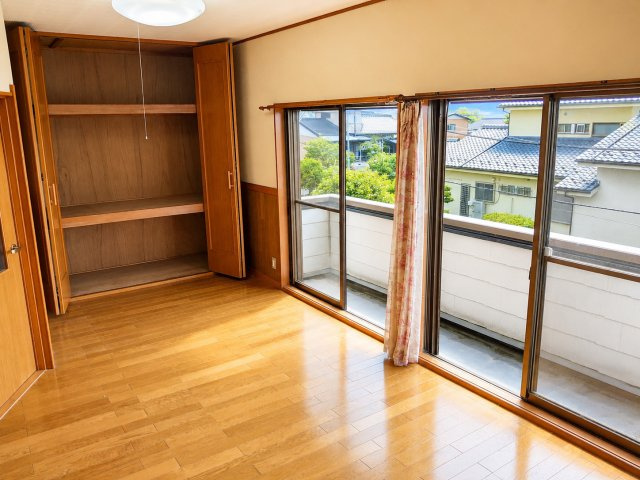 緑区大島エレベーター付バリアフリー邸宅の洋室|天井まである広い収納もあります。