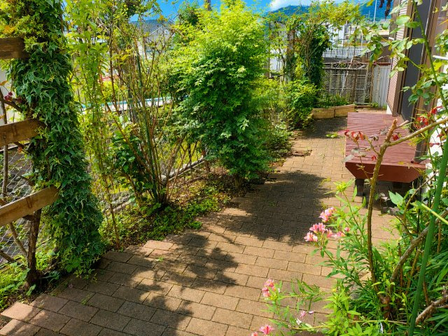 緑区大島エレベーター付バリアフリー邸宅の庭|季節の花々に囲まれ、緑豊かなプライベート空間を過ごせます。