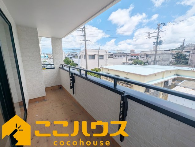 浦添市牧港1丁目332番　新築戸建て　全2棟　B号棟のバルコニー|光を取り込みやすく、急な雨でも安心のインナーバルコニー