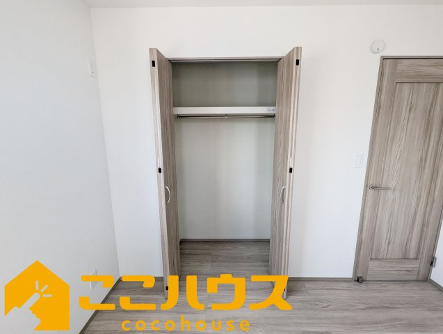浦添市牧港1丁目332番　新築戸建て　全2棟　B号棟の収納|洋服が多い方でも安心の収納力