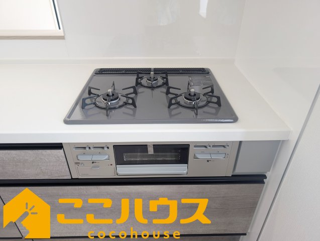 浦添市牧港1丁目332番　新築戸建て　全2棟　B号棟のキッチン|三口コンロ