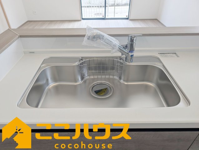 浦添市牧港1丁目332番　新築戸建て　全2棟　B号棟のキッチン|洗い物のしやすいワイドシンク