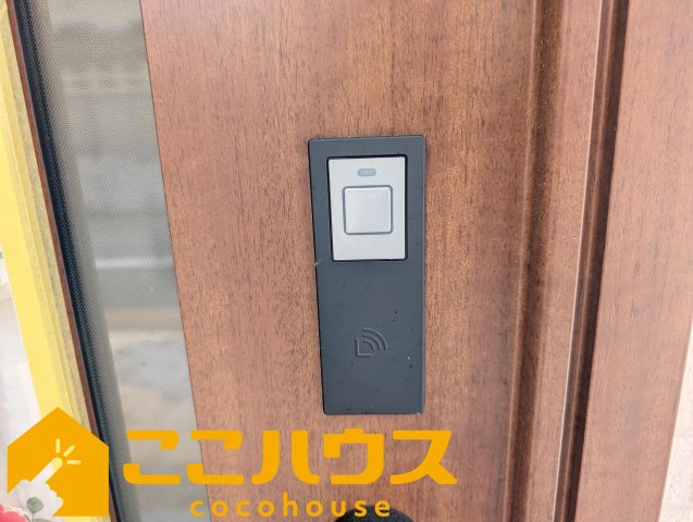 浦添市牧港1丁目332番　新築戸建て　全2棟　B号棟の防犯設備|スマートキー対応玄関ドア