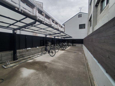 【駐車場】 | グレースアレイ西院 | 車をお持ちの方に嬉しい駐車場付きの物件です
