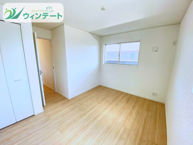 土浦市生田町第4　新築戸建　2号棟の洋室|洋室は窓があり、明るく開放的な印象。収納も備えた便利な空間で、使い勝手の良い設計です。