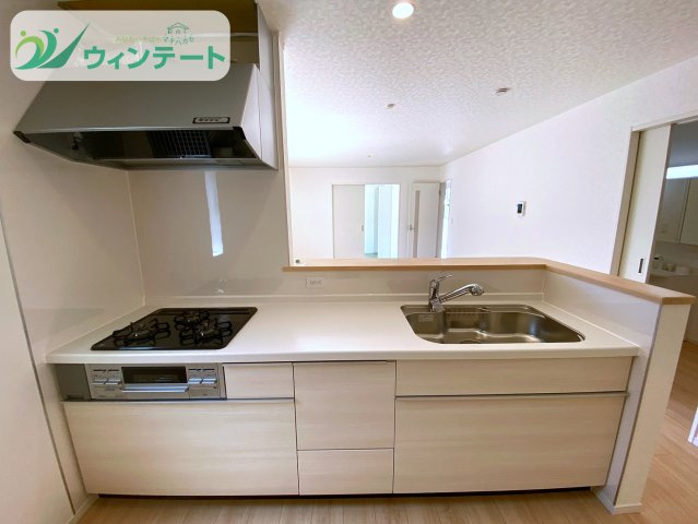 土浦市生田町第4　新築戸建　2号棟のキッチン|リビングとつながる対面キッチンは、家族の会話が弾む人気のスタイル。明るく清潔感のあるデザインです。