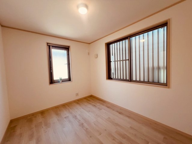 【洋室】 | 板橋区栄町　中古戸建て | 住まう方でカスタマイズしていただけるシンプルなデザインの内装