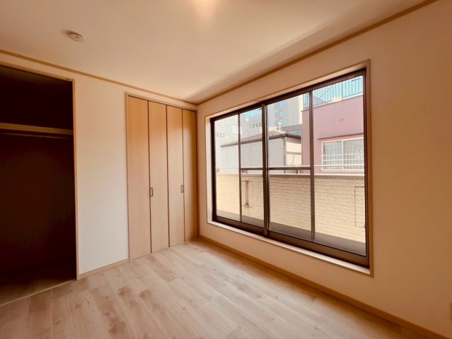 【洋室】 | 板橋区栄町　中古戸建て | 大きな窓から爽やかな光と風が入る寛ぎのプライベートルーム
