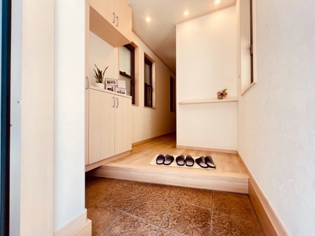 【玄関】 | 板橋区栄町　中古戸建て | 居住者、来客を優しく迎え、安らぎに満ちた雰囲気を演出する玄関