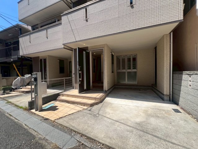 【駐車場】 | 板橋区栄町　中古戸建て | 雨の日も濡れずにお車に乗り降りできるビルトガレージ付です
