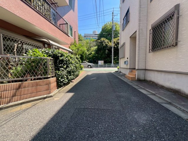【前面道路含む現地写真】 | 板橋区栄町　中古戸建て | 落ち着いた私道に面しているのでお出かけの際も安心です

